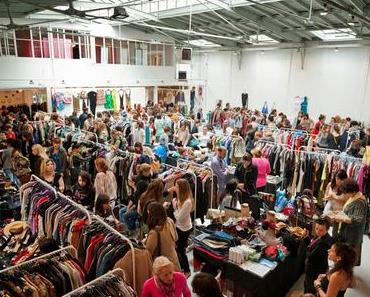 400 accros au shopping bradent leurs trésors au Fashion Flea Market