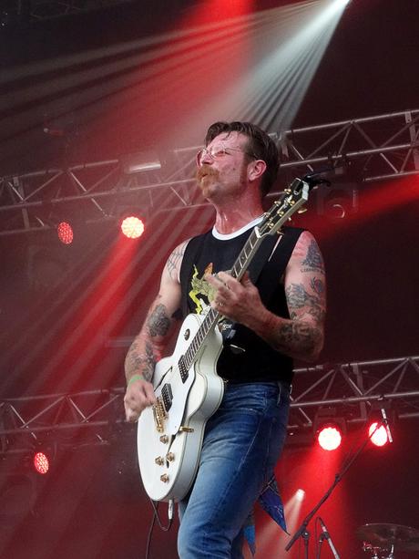 Eagles Of Death Metal aux Eurockéennes de Belfort, le 5 juillet 2015. (photo Léa Fochesato).