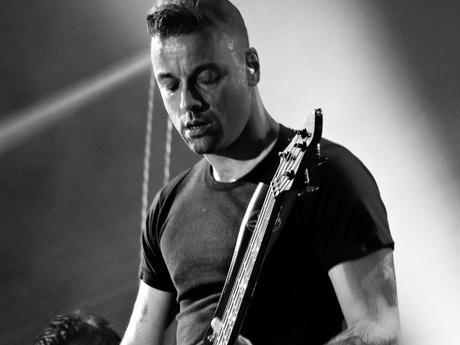 Chris Wolstenholme, aux Vieilles Charrues, le 16 juillet 2015. (photo: Léa Fochesato)