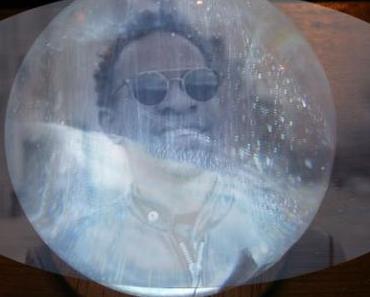 Le buffet : Samito dans sa boule de cristal