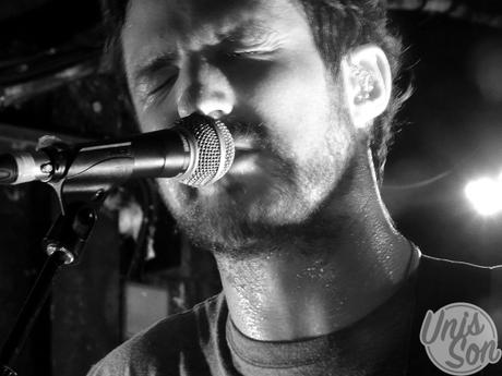 FRANK TURNER ET SON PUBLIC SONT SUR UN BATEAU