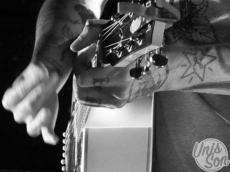 FRANK TURNER ET SON PUBLIC SONT SUR UN BATEAU