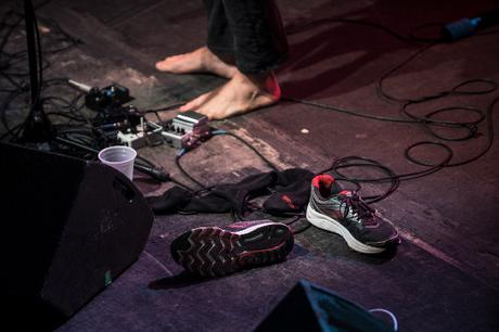 Les pieds de Andy White / Photo : Maxime Plantady