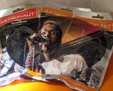 Le buffet : Pierre Kwenders et une orgie de bouffe d’astronaute