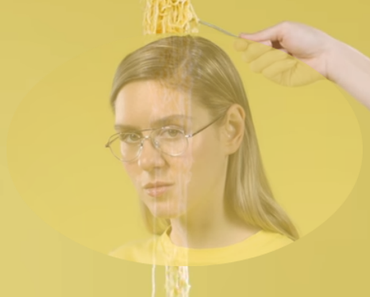 Le buffet : Lydia Képinski se cannibalise en ramen