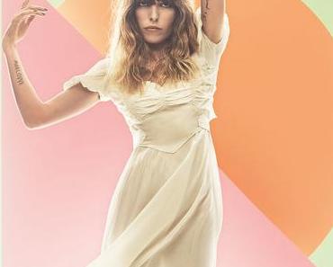 Lou Doillon dévoile un peu plus de Soliloquy avec le clip de Too Much